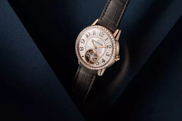 Senior Jager-LeCoultre Rendez-Vous copy watches are in diamonds plating bezels.