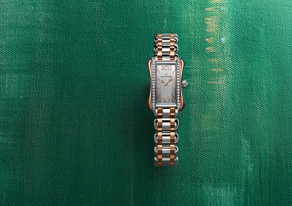 With shining diamonds, this high-quality copy watch is more expensive.