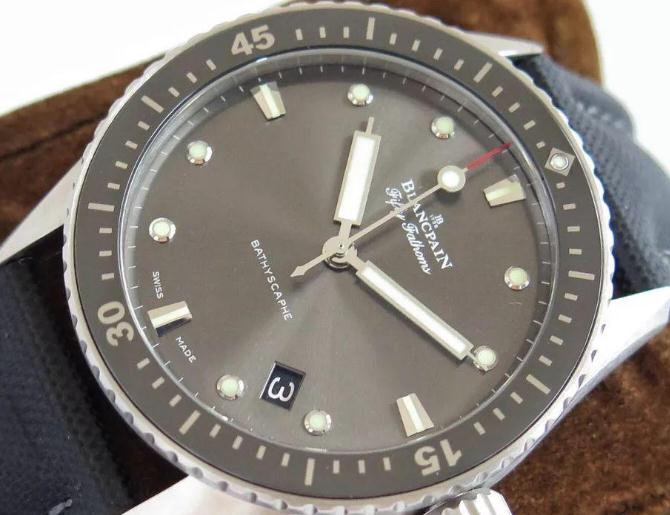 Blancpain Fifty Fathoms replica watches with black dials do not have complex functions.