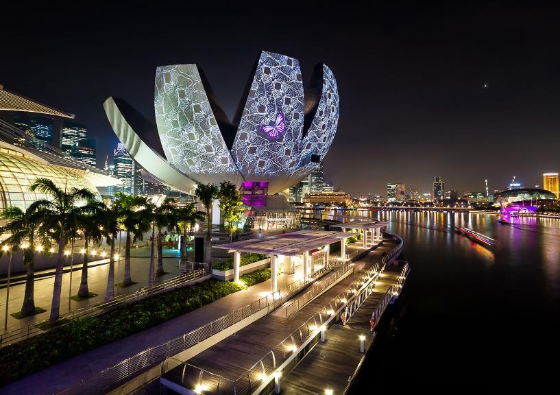 ArtScience Museum at Singapore Marina Bay Sands looks like a blooming lotus flower. Inspired by this modern fantastic museum, Mido designed four fancy replica watches called “rainflower”. 